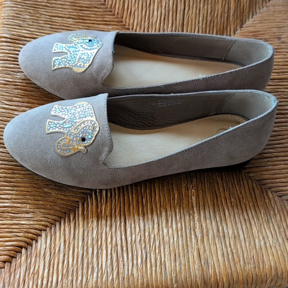 C'est 1946 Taupe Gray Suede Flats Sz 8, Rhinestone Elephant Accents, Like New - Picture 2 of 8